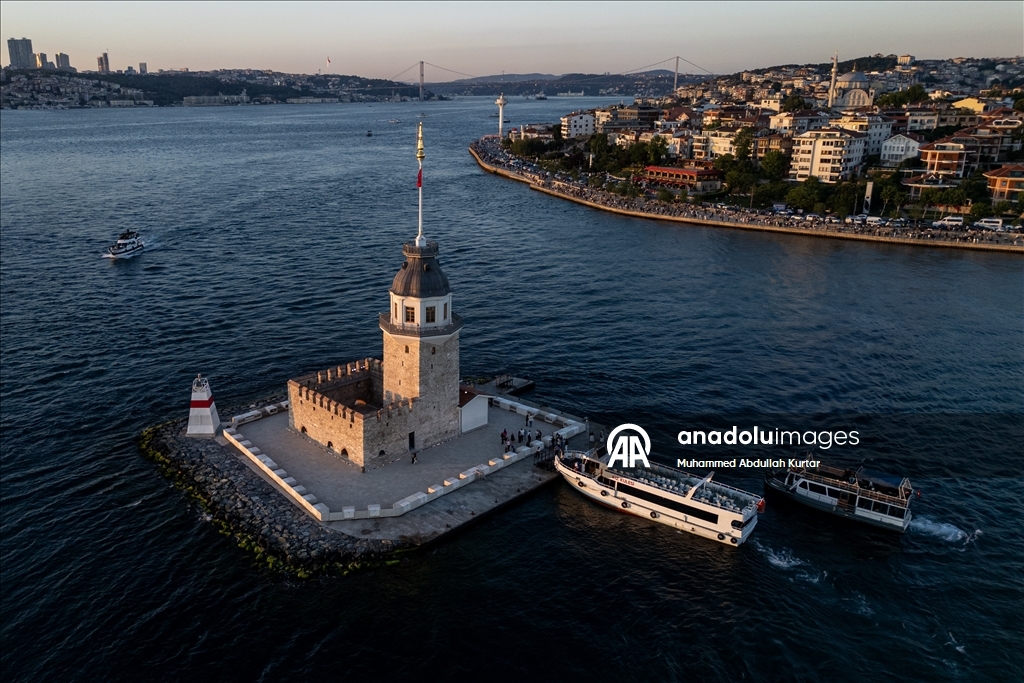 İstanbul Boğazı'nın incisi Kız Kulesi, havadan görüntülendi