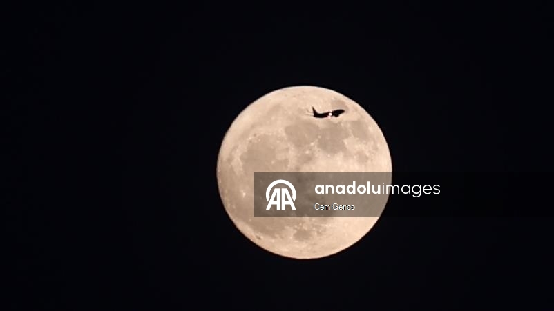 Ankara'da dolunay ve uçak
