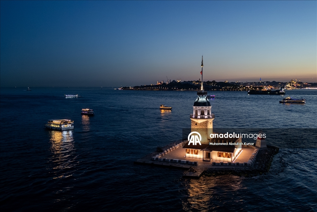 İstanbul Boğazı'nın incisi Kız Kulesi, havadan görüntülendi