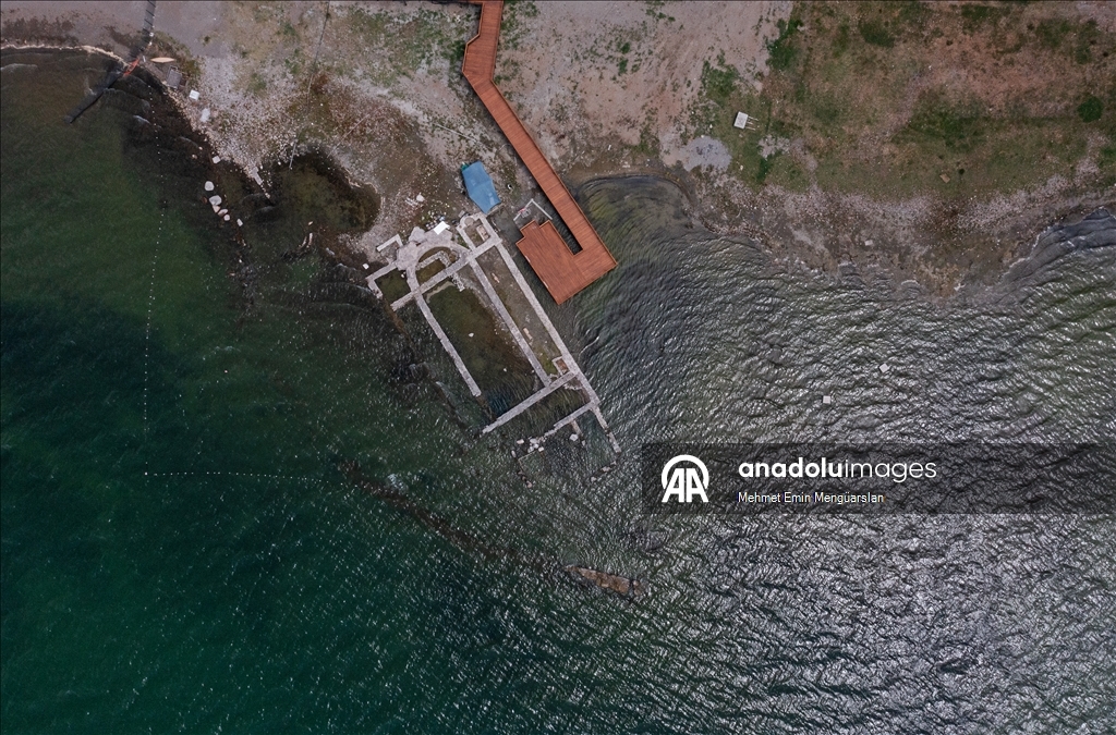 İznik'teki bazilikanın çevresindeki mezarlıklar gün yüzüne çıkarılıyor
