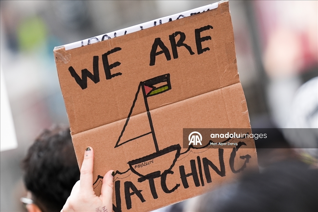 Протест в Торонто из-за атаки Израиля на судно «Madleen», перевозившее гумпомощь в Газу