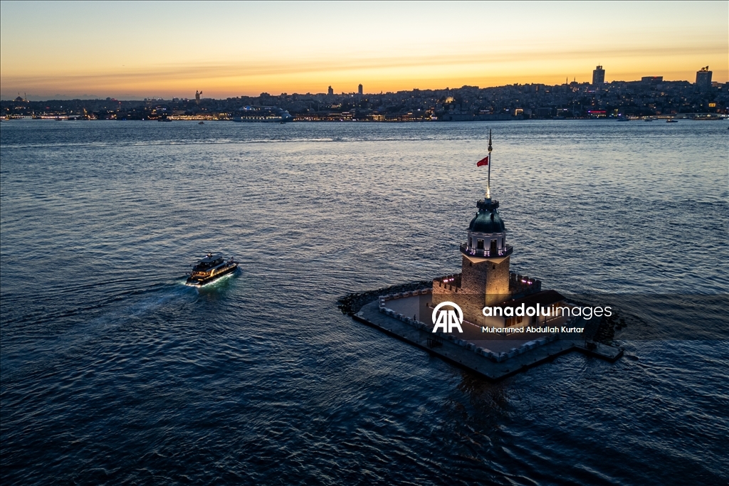 İstanbul Boğazı'nın incisi Kız Kulesi, havadan görüntülendi