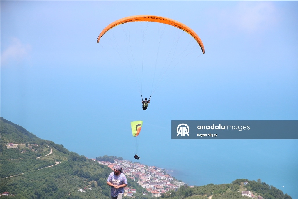 Mavi ve yeşilin buluştuğu Ordu, yamaç paraşütü tutkunlarını ağırlıyor