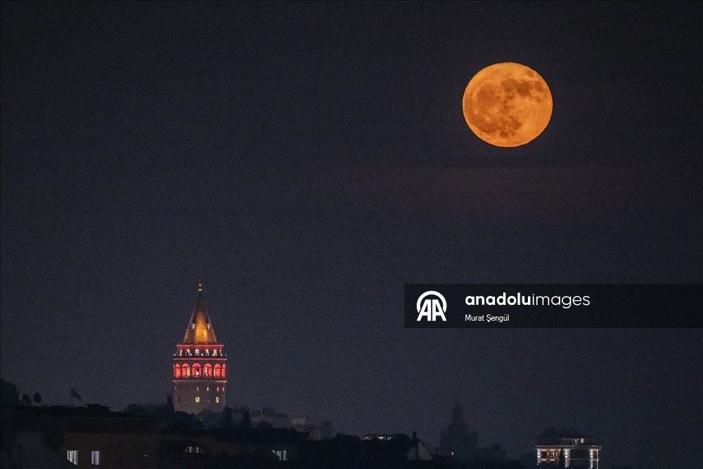 Full moon in Istanbul