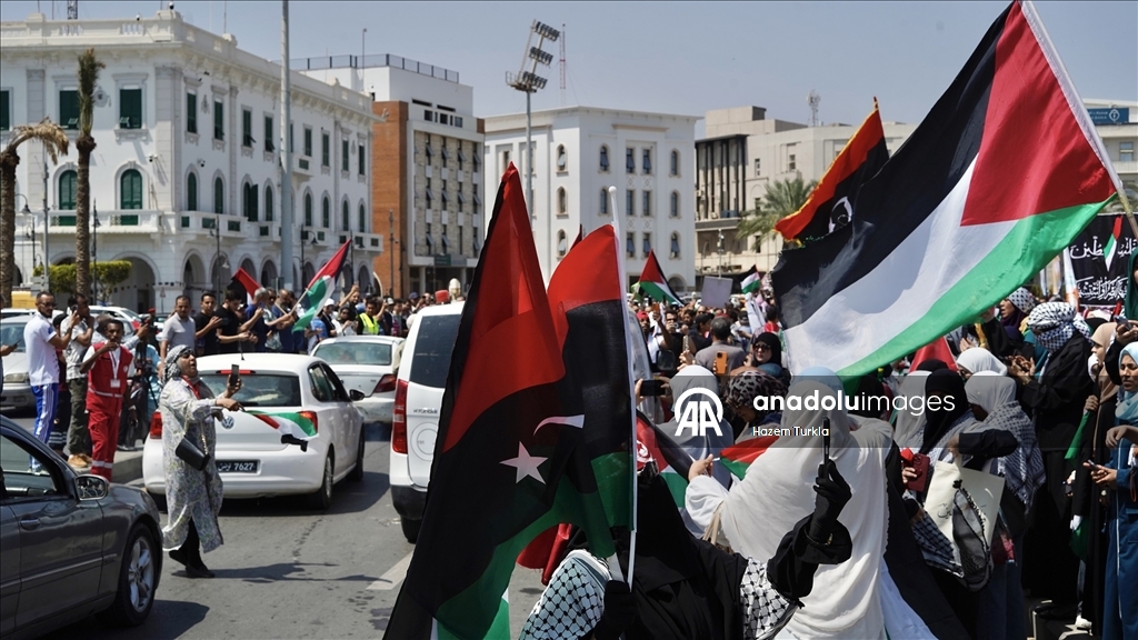 Libyalılar Gazze’ye ilerleyen Mağrib Direniş Konvoyu’nu başkent Trablus’ta coşkuyla karşıladı