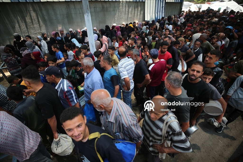 İsrail'in ambargo ve saldırıları altındaki Gazze’deki Filistinlilere yemek dağıtıldı