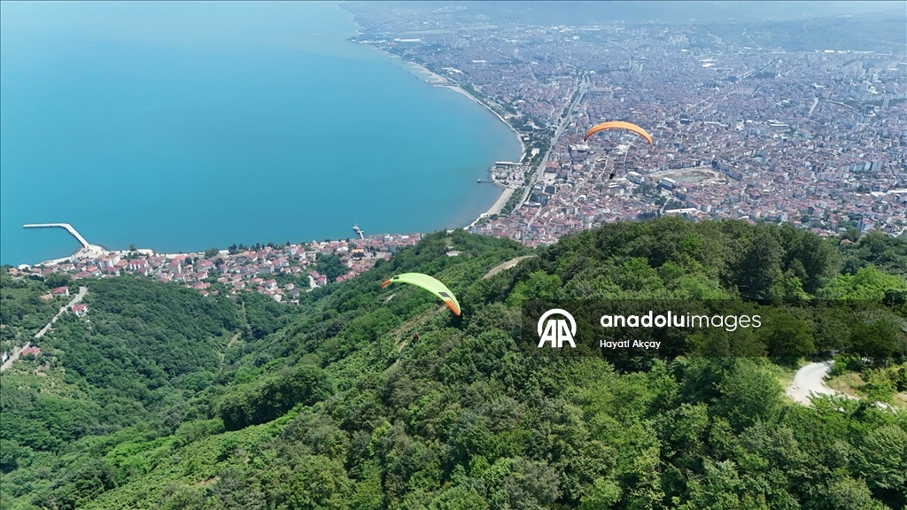 Mavi ve yeşilin buluştuğu Ordu, yamaç paraşütü tutkunlarını ağırlıyor