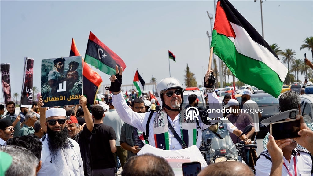 Libyalılar Gazze’ye ilerleyen Mağrib Direniş Konvoyu’nu başkent Trablus’ta coşkuyla karşıladı
