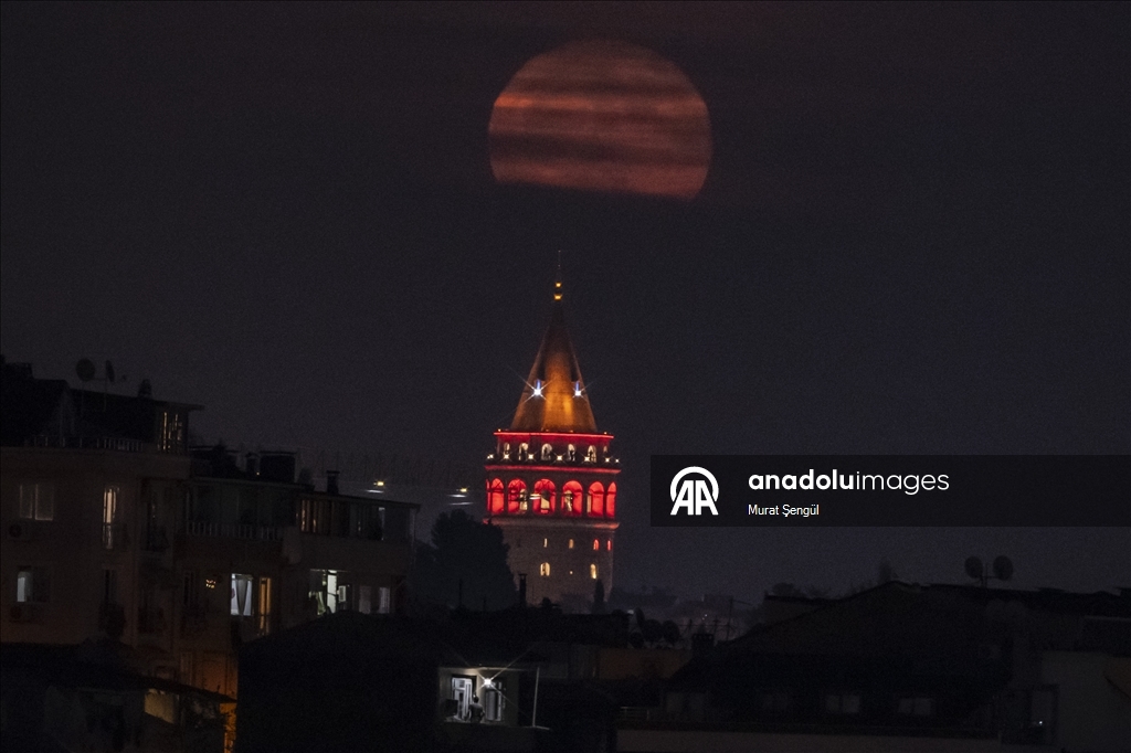 Full moon in Istanbul