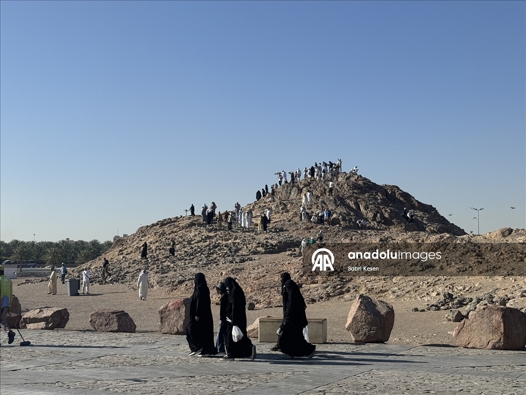 Medine'deki mukaddes mekan ve alanlarda hacıların duaları yükseliyor