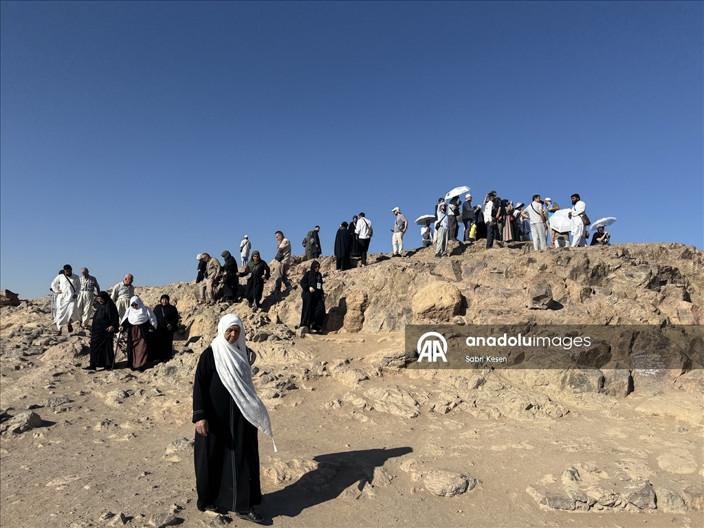 Medine'deki mukaddes mekan ve alanlarda hacıların duaları yükseliyor