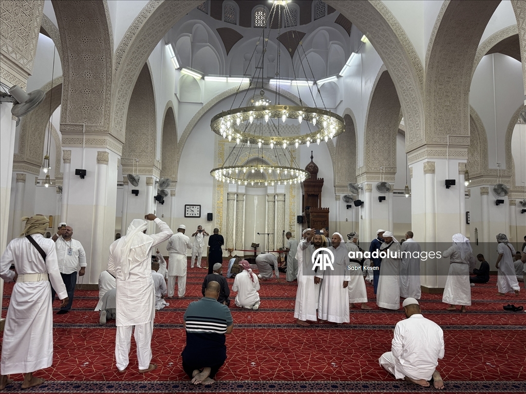 Medine'deki mukaddes mekan ve alanlarda hacıların duaları yükseliyor