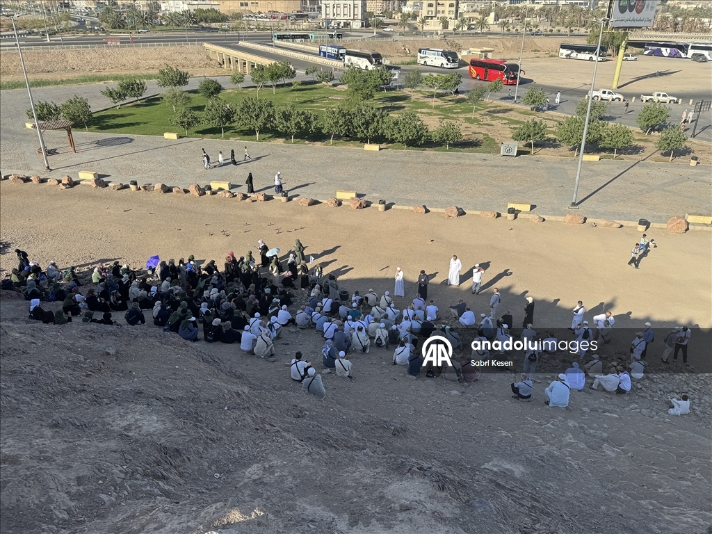 Medine'deki mukaddes mekan ve alanlarda hacıların duaları yükseliyor