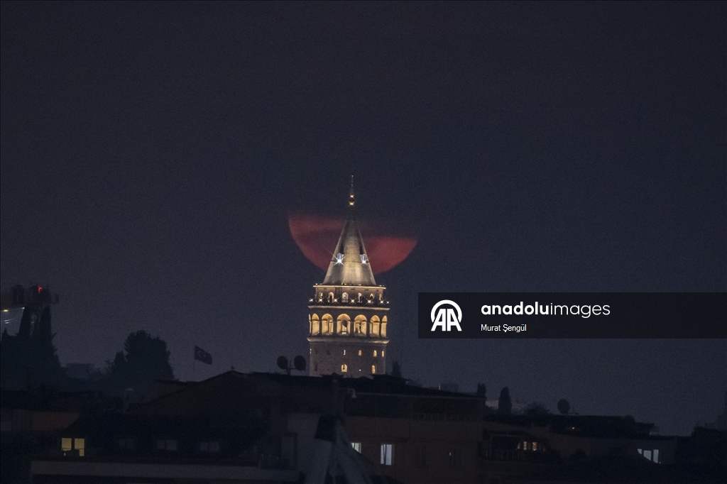 Full moon in Istanbul