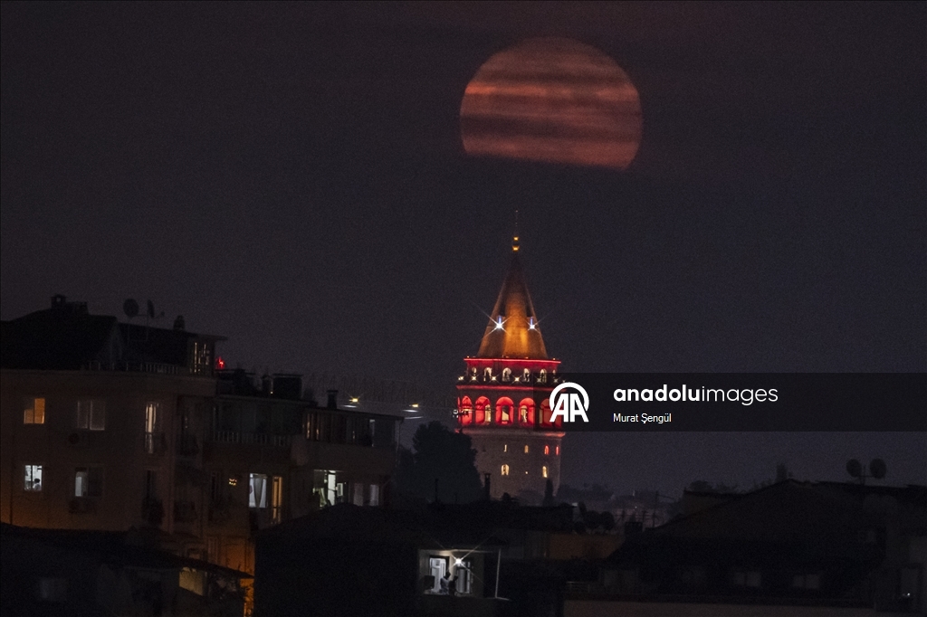 Full moon in Istanbul