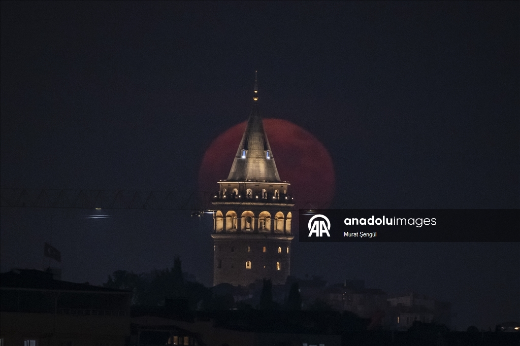 Full moon in Istanbul