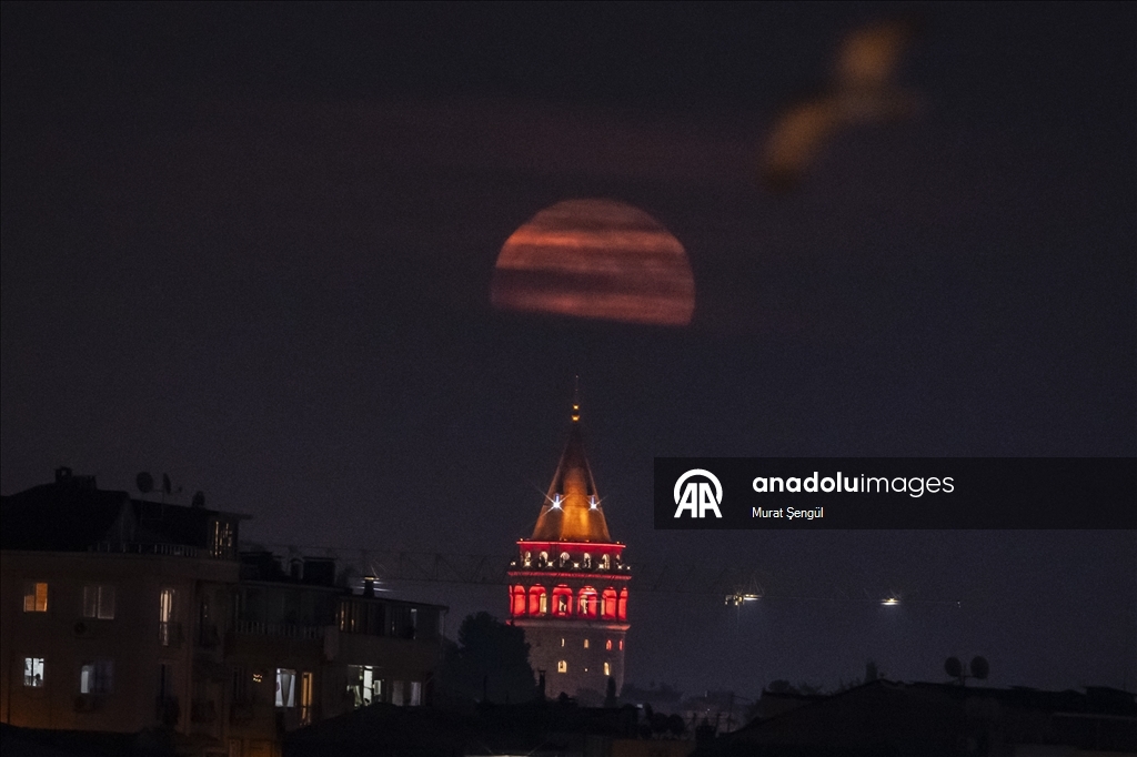Full moon in Istanbul