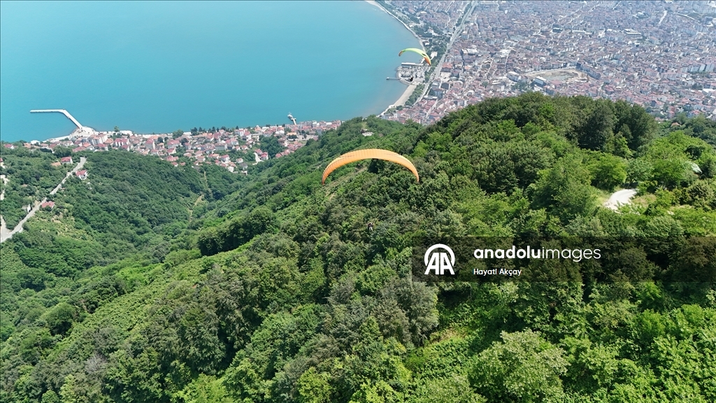 Mavi ve yeşilin buluştuğu Ordu, yamaç paraşütü tutkunlarını ağırlıyor