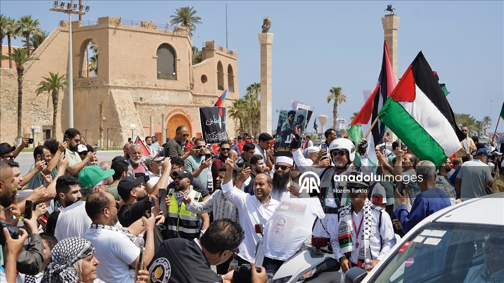 Libyalılar Gazze’ye ilerleyen Mağrib Direniş Konvoyu’nu başkent Trablus’ta coşkuyla karşıladı