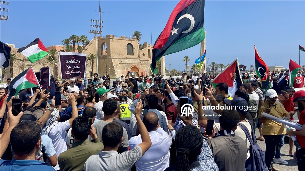 Libyalılar Gazze’ye ilerleyen Mağrib Direniş Konvoyu’nu başkent Trablus’ta coşkuyla karşıladı