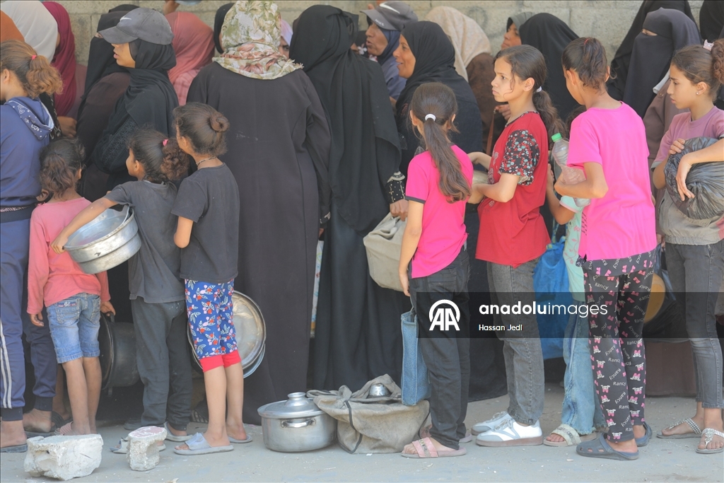 İsrail'in ambargo ve saldırıları altındaki Gazze’deki Filistinlilere yemek dağıtıldı