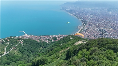 Mavi ve yeşilin buluştuğu Ordu, yamaç paraşütü tutkunlarını ağırlıyor