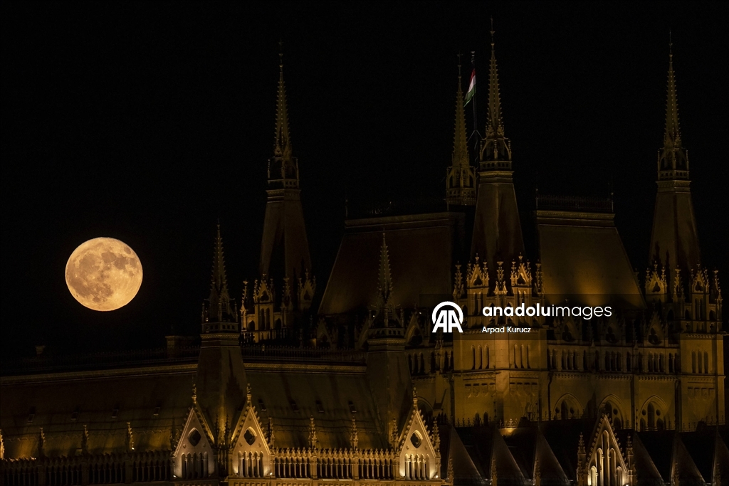 Budapeşte'de 'Haziran dolunayı'