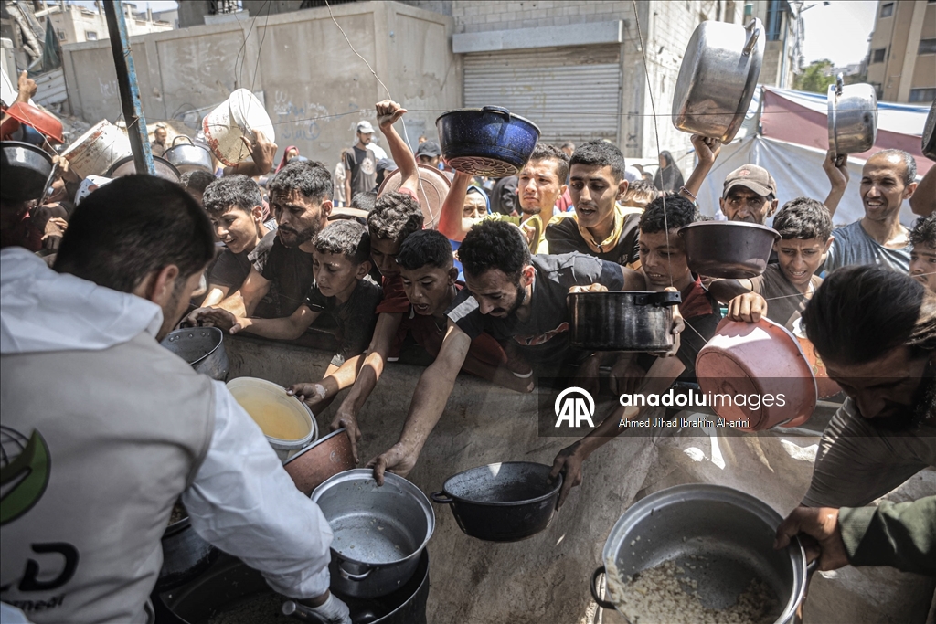 Gazze'de açlıkla mücadele eden Filistinlilere, yemek dağıtıldı