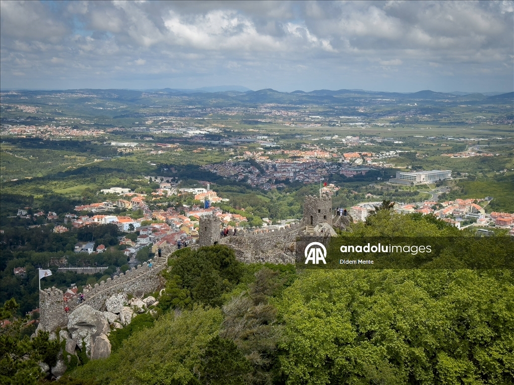 Sintra, renkli sarayları ve tarihi kaleleriyle turistlerin ilgisini çekiyor