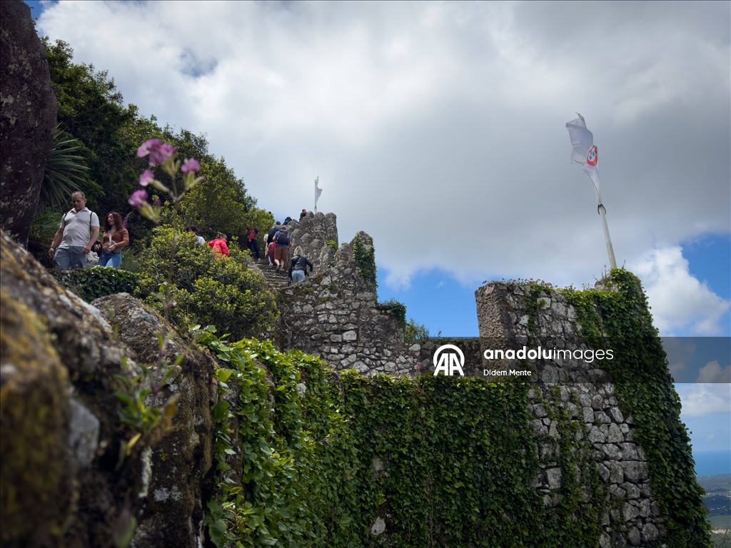 Sintra, renkli sarayları ve tarihi kaleleriyle turistlerin ilgisini çekiyor