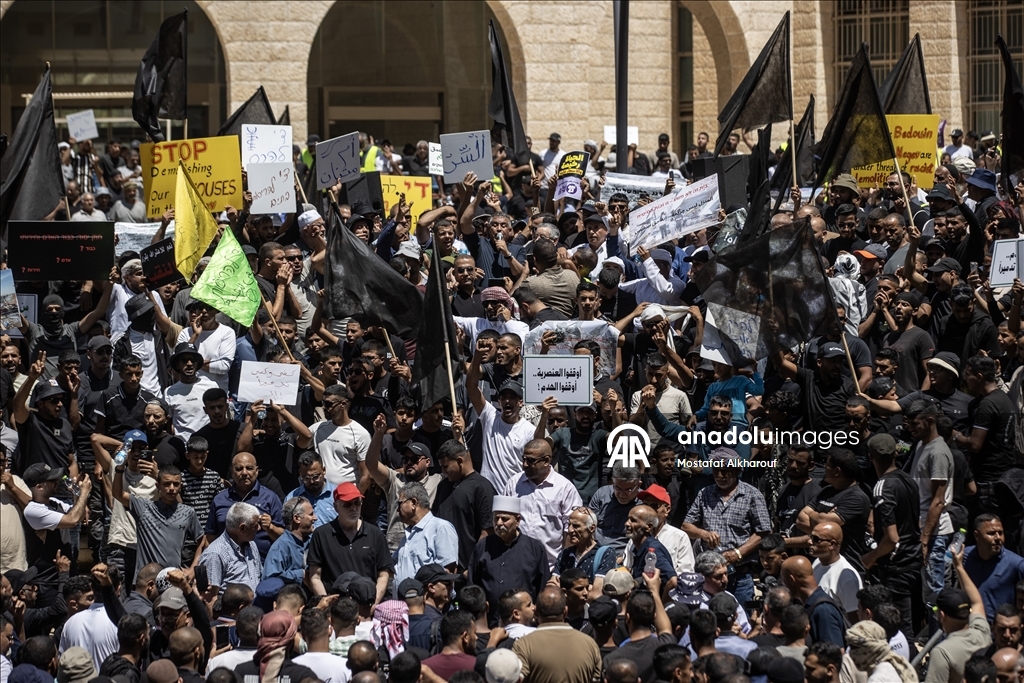آلاف العرب يتظاهرون بالنقب احتجاجا على هدم إسرائيل منازلهم