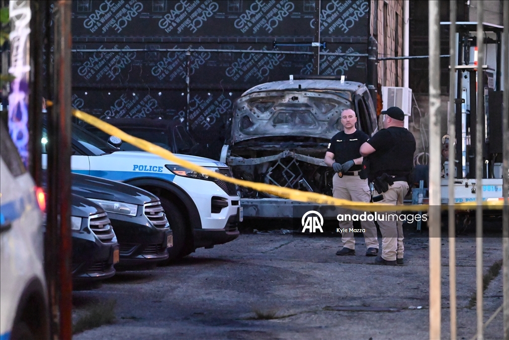 New York'ta park halindeki polis araçları ateşe verildi