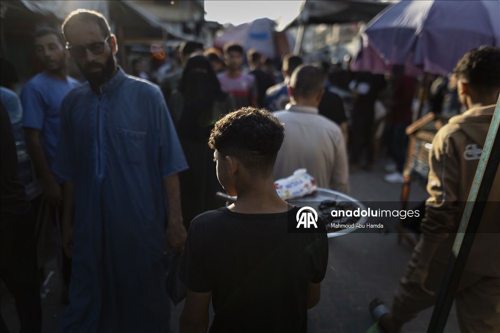 أطفال غزة.. عمل شاق تحت وطأة التجويع والإبادة الإسرائيلية