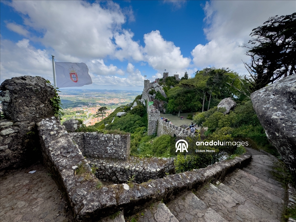 Sintra, renkli sarayları ve tarihi kaleleriyle turistlerin ilgisini çekiyor