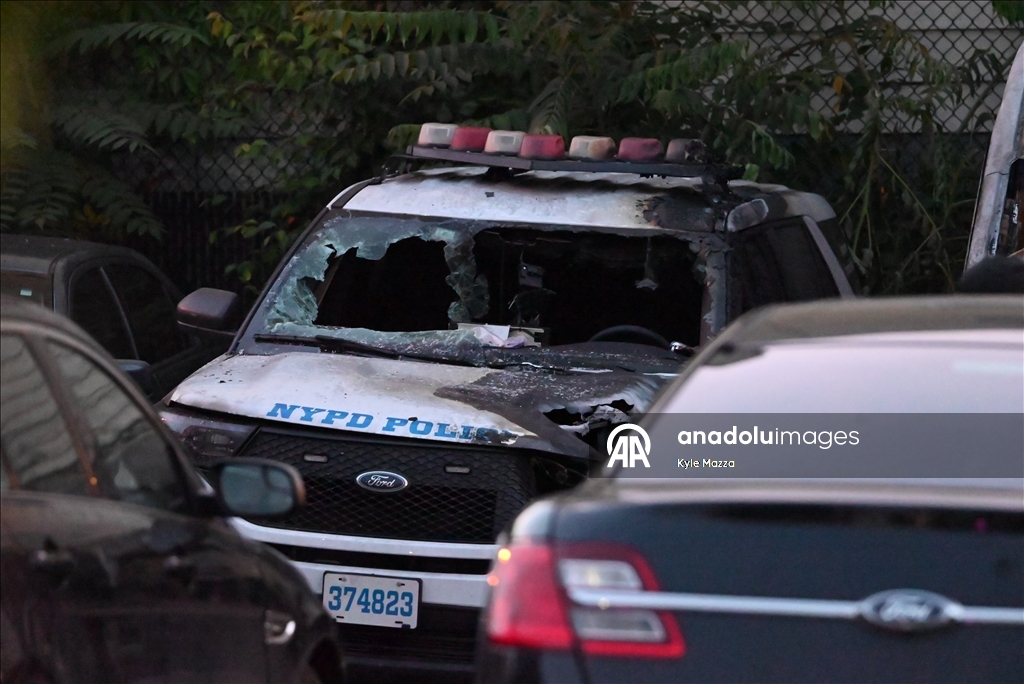New York'ta park halindeki polis araçları ateşe verildi