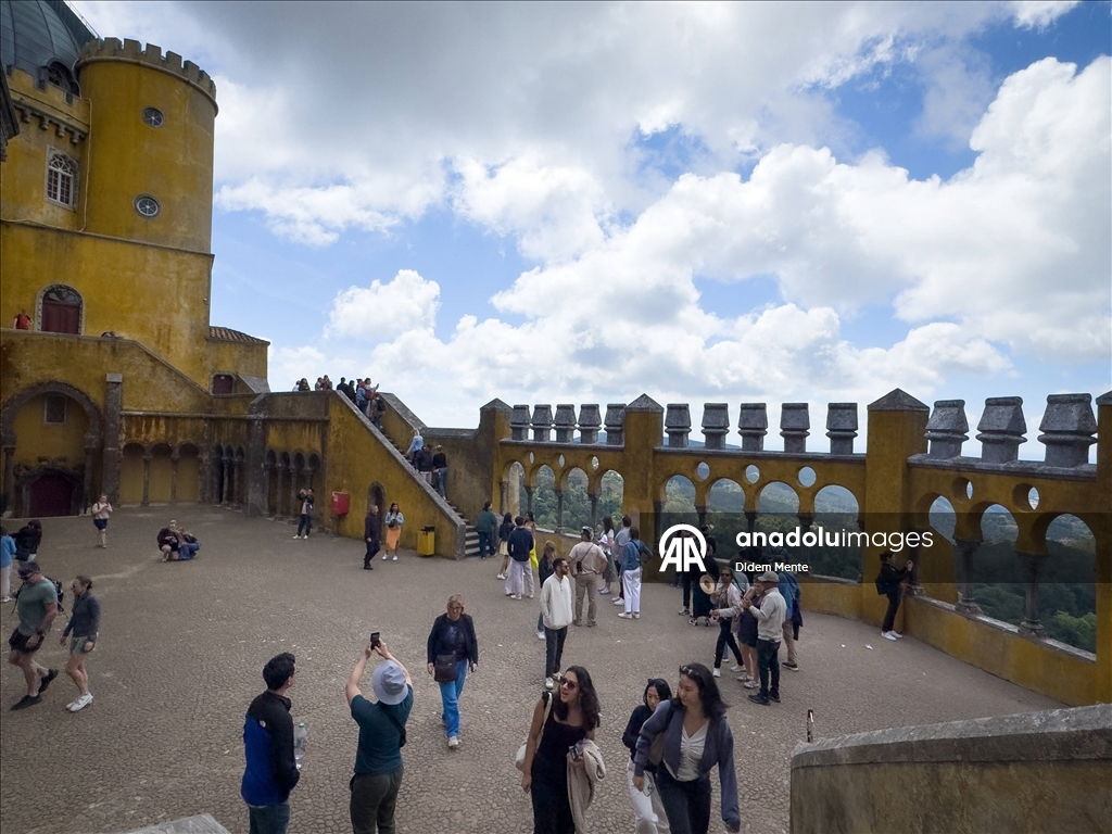 Sintra, renkli sarayları ve tarihi kaleleriyle turistlerin ilgisini çekiyor