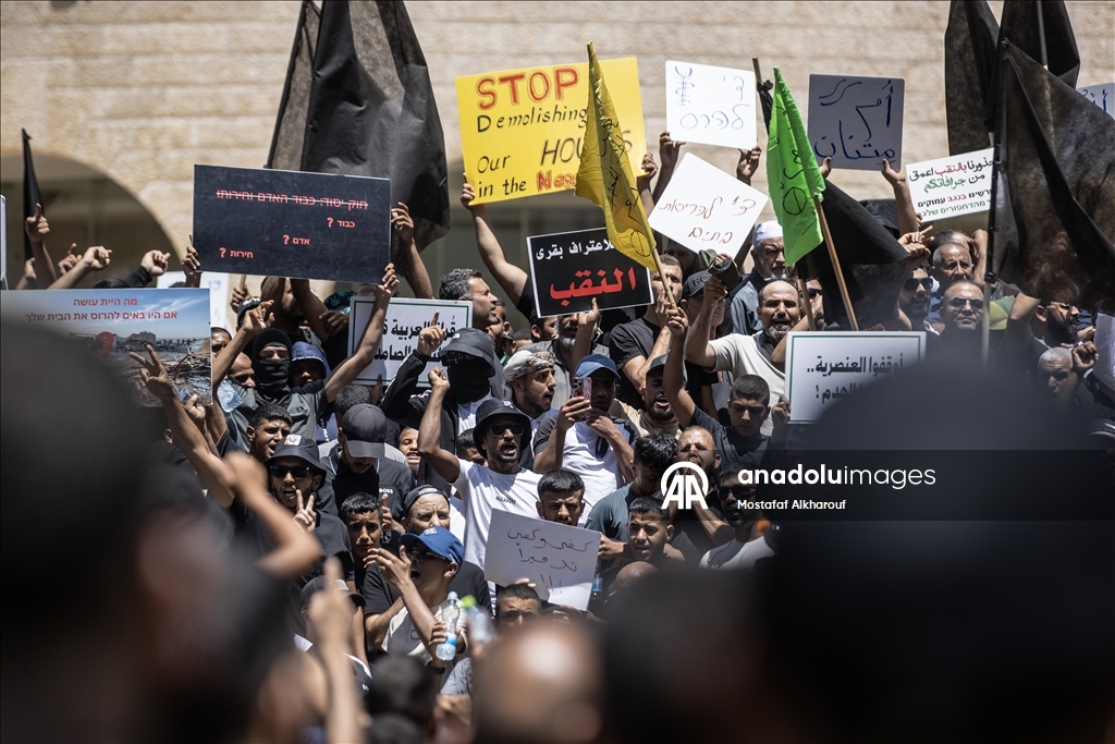 آلاف العرب يتظاهرون بالنقب احتجاجا على هدم إسرائيل منازلهم