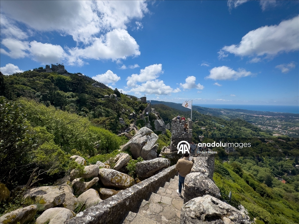Sintra, renkli sarayları ve tarihi kaleleriyle turistlerin ilgisini çekiyor