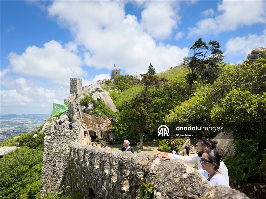 Sintra, renkli sarayları ve tarihi kaleleriyle turistlerin ilgisini çekiyor
