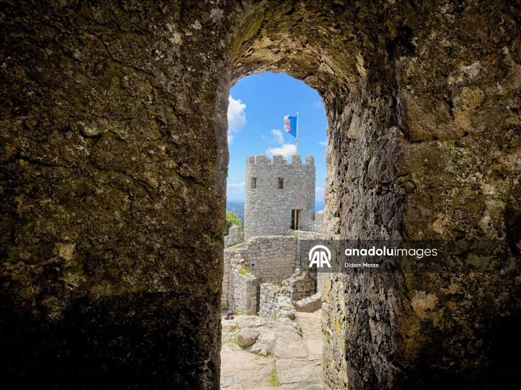 Sintra, renkli sarayları ve tarihi kaleleriyle turistlerin ilgisini çekiyor