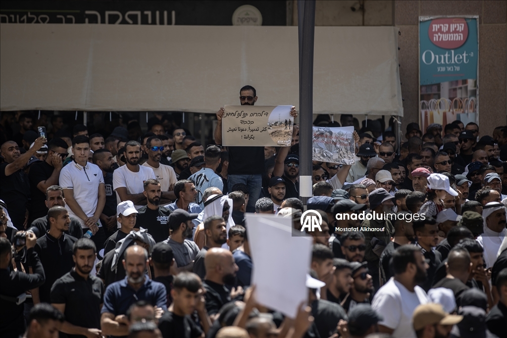 آلاف العرب يتظاهرون بالنقب احتجاجا على هدم إسرائيل منازلهم