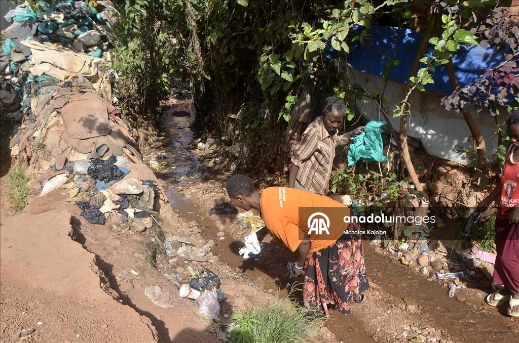 Ugandalı kadınlar topladıkları atıklarla hem geçimlerini sağlıyor hem de çevrenin korunmasına katkı sağlıyor