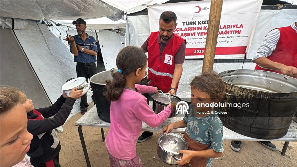 Türk Kızılay'ı, Gazze'de açlıkla mücadele eden Filistinlilere yemek dağıttı