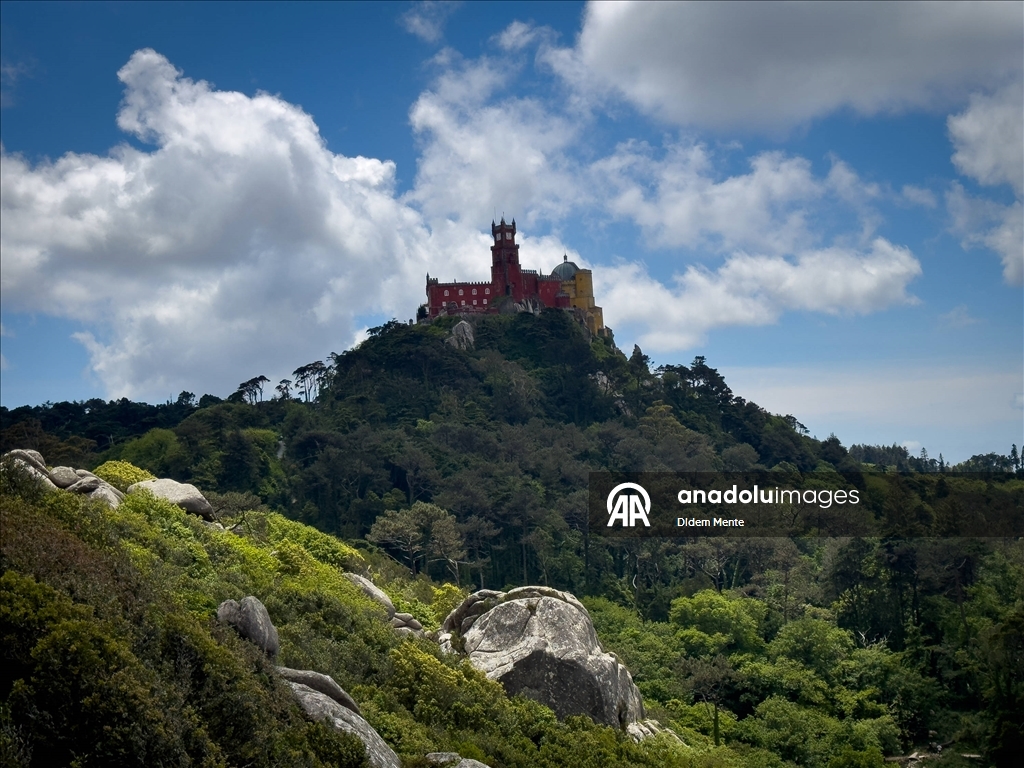 Sintra, renkli sarayları ve tarihi kaleleriyle turistlerin ilgisini çekiyor