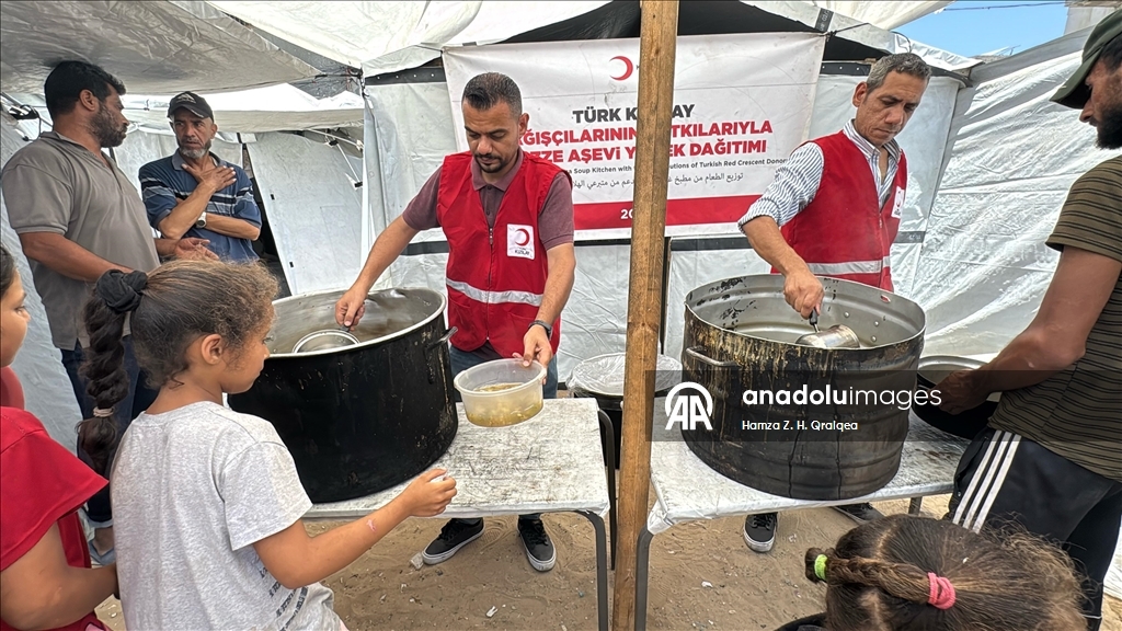 Türk Kızılay'ı, Gazze'de açlıkla mücadele eden Filistinlilere yemek dağıttı