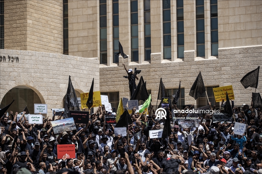آلاف العرب يتظاهرون بالنقب احتجاجا على هدم إسرائيل منازلهم