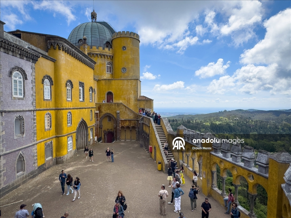 Sintra, renkli sarayları ve tarihi kaleleriyle turistlerin ilgisini çekiyor