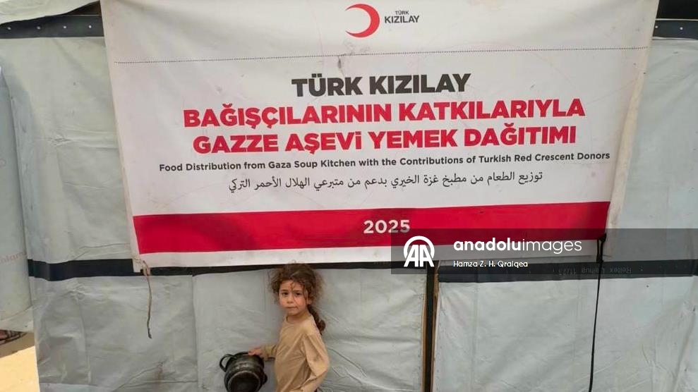 Türk Kızılay'ı, Gazze'de açlıkla mücadele eden Filistinlilere yemek dağıttı