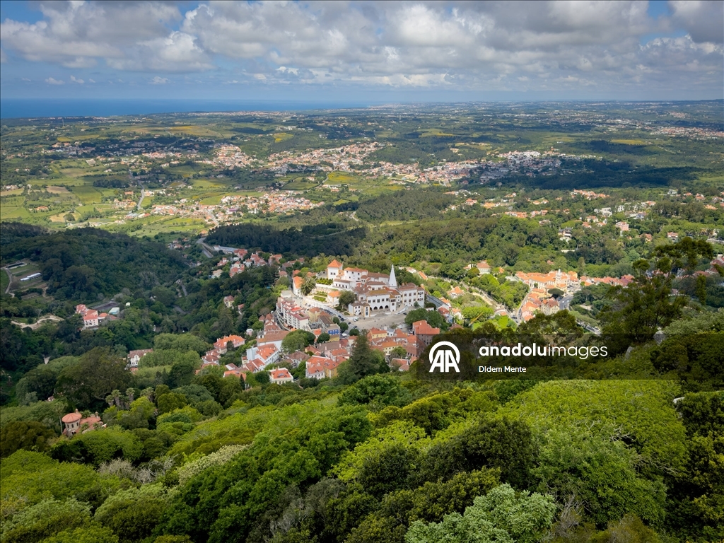 Sintra, renkli sarayları ve tarihi kaleleriyle turistlerin ilgisini çekiyor