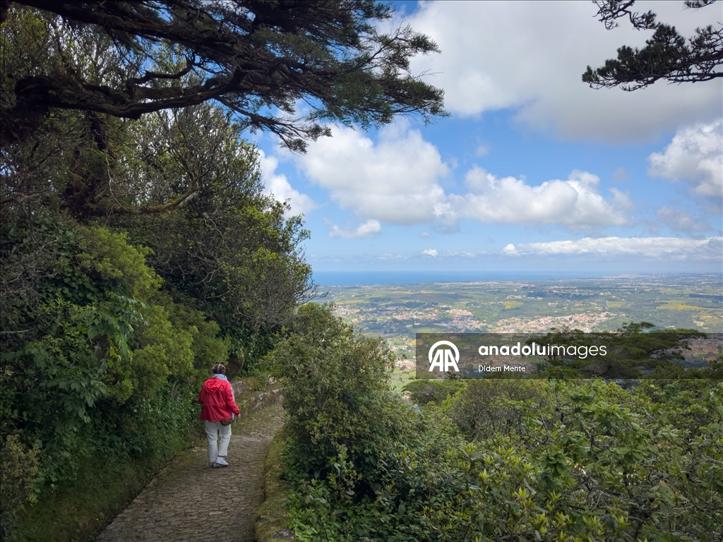 Sintra, renkli sarayları ve tarihi kaleleriyle turistlerin ilgisini çekiyor